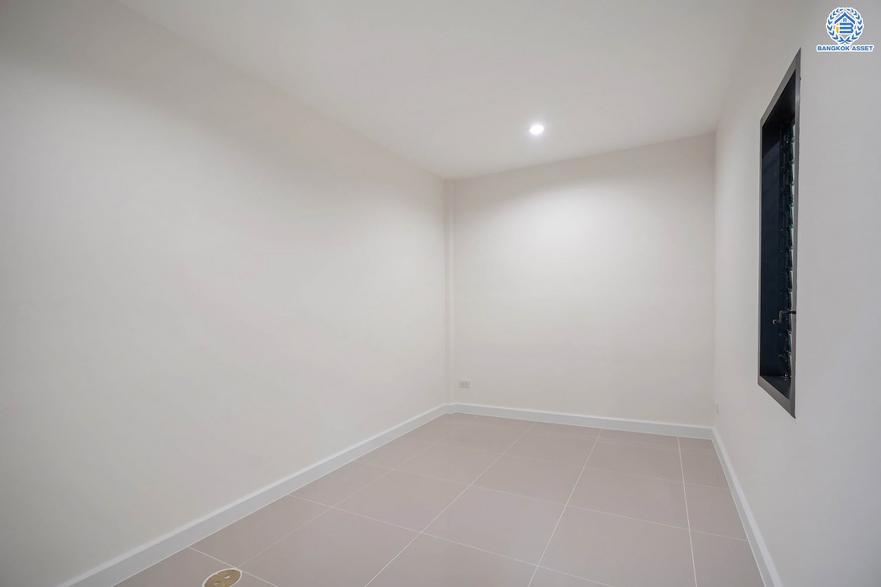 บ้านมือสองตกแต่งใหม่ โครงการ ลานทอง ติวานนท์-ปากเกร็ด เนื้อที่ 40 ตร.ว. ฟังก์ชัน 3 ห้องนอน 2 ห้องน้ำ จอดรถได้ 2คัน บนทำเลทองเดินทางสะดวกติด ถ.ติวานนท์ ใกล้ห้าแยกปากเกร็ด เมืองทองธานี, เซ็นทรัลแจ้งวัฒนะ รถไฟฟ้าสายสีชมพู "สถานีปากเกร็ด" และจุดขึ้นทางด่วน "แจ้งวัฒนะ"